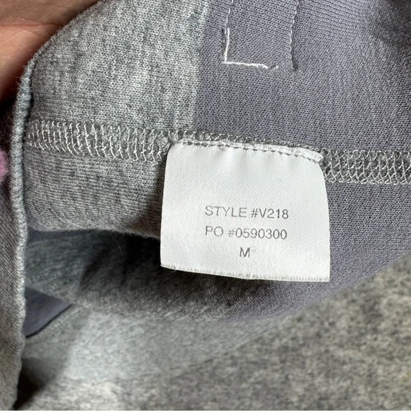 Vuori Gray Long Sleeve Sweatshirt Crewneck Pocket Athleisure Pullover Size M - Picture 9 of 15